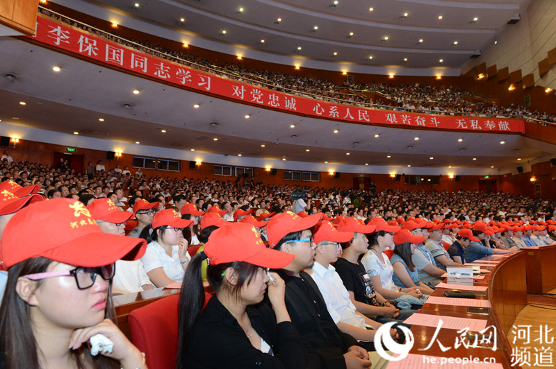 河北农业大学教授、博士生导师李保国先进事迹报告会在石家庄河北会堂举行。图为在场观众流下了感动的泪水。陈汝健 摄