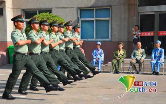 抗战老兵军营里观看大阅兵：追今抚昔禁不住潸然泪下