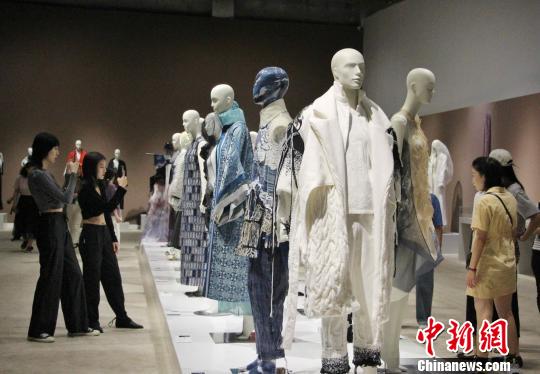 图为服装设计展区。　赵晓 摄