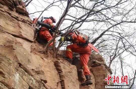 图为森林消防不畏艰险进入火场。　甘肃森林消防总队供图 摄