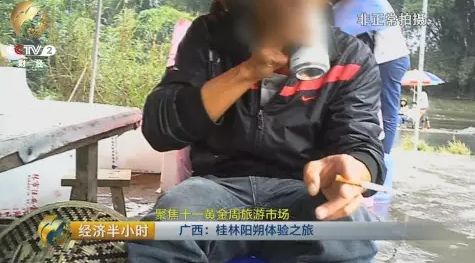 记者花10元给划工买了啤酒，喝过啤酒之后，划工心情好了很多