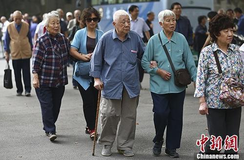 资料图：退休教师们参加活动。 <a target='_blank' href='http://www.chinanews.com/' _fcksavedurl='http://www.chinanews.com/'>中新社</a>记者 泱波 摄