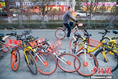 资料图：民众正在使用共享单车。<a target='_blank' href='http://www.chinanews.com/' _fcksavedurl='http://www.chinanews.com/' _fcksavedurl='http://www.chinanews.com/'>中新社</a>记者 张云 摄