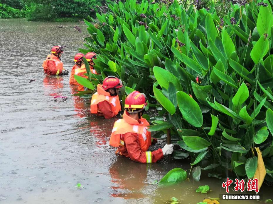 深圳罗湖区地毯式搜寻暴雨失踪人员