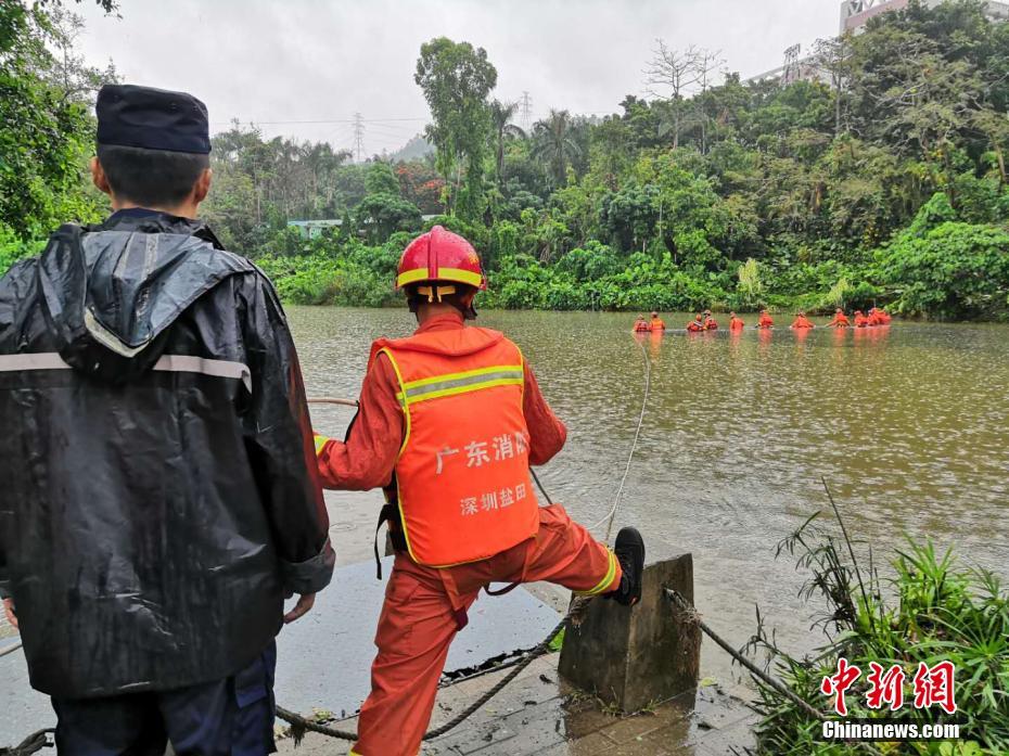 深圳罗湖区地毯式搜寻暴雨失踪人员