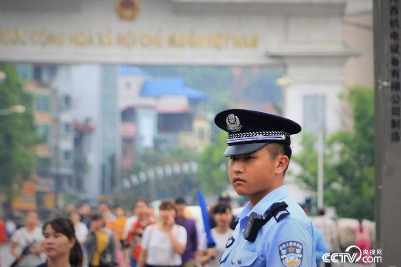 每天清晨，一河之隔的边民纷纷涌入河口务工，晚上回去。90年代，河口在云南有着“小香港”的美誉。（何川 摄）