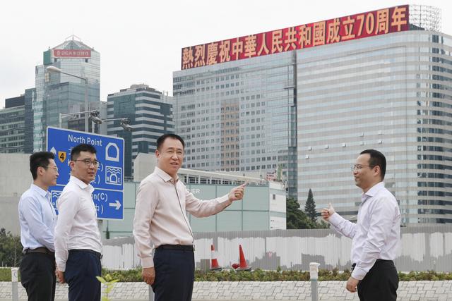 礼赞新中国！恒大香港总部大楼打出巨幅庆祝国庆标语