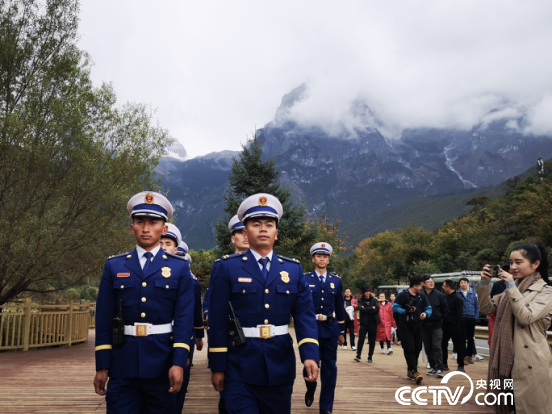 玉龙森林消防大队一中队在核心景区进行日常巡逻。（何川 摄）