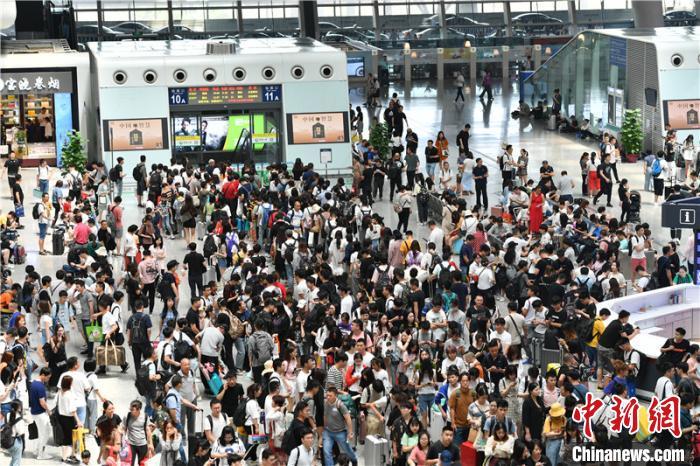 资料图：杭州东站内景。 张煜欢 摄