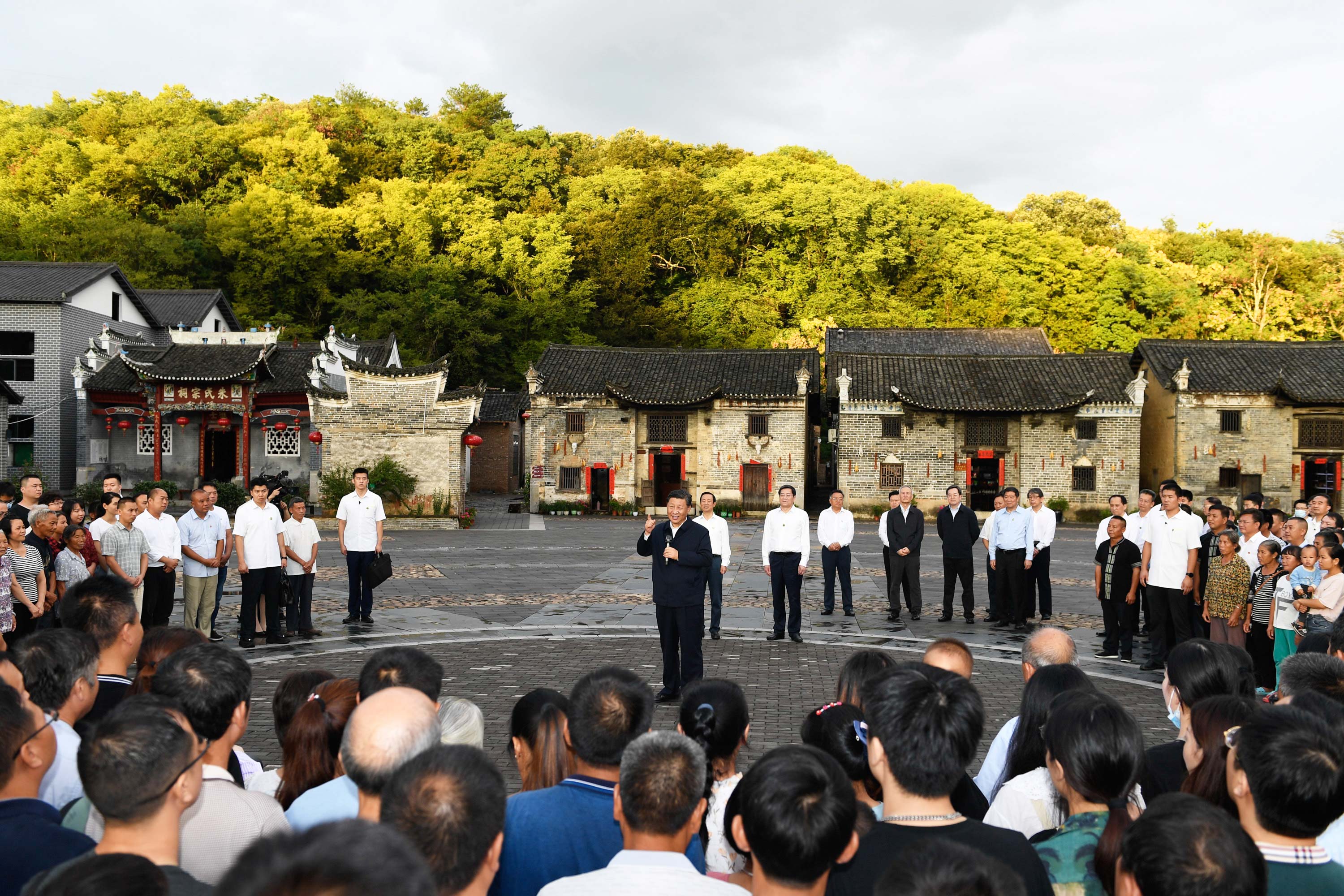 9月16日至18日，中共中央总书记、国家主席、中央军委主席习近平在湖南考察。这是16日下午，习近平在郴州市汝城县文明瑶族乡沙洲瑶族村，同村民和游客们亲切交流。