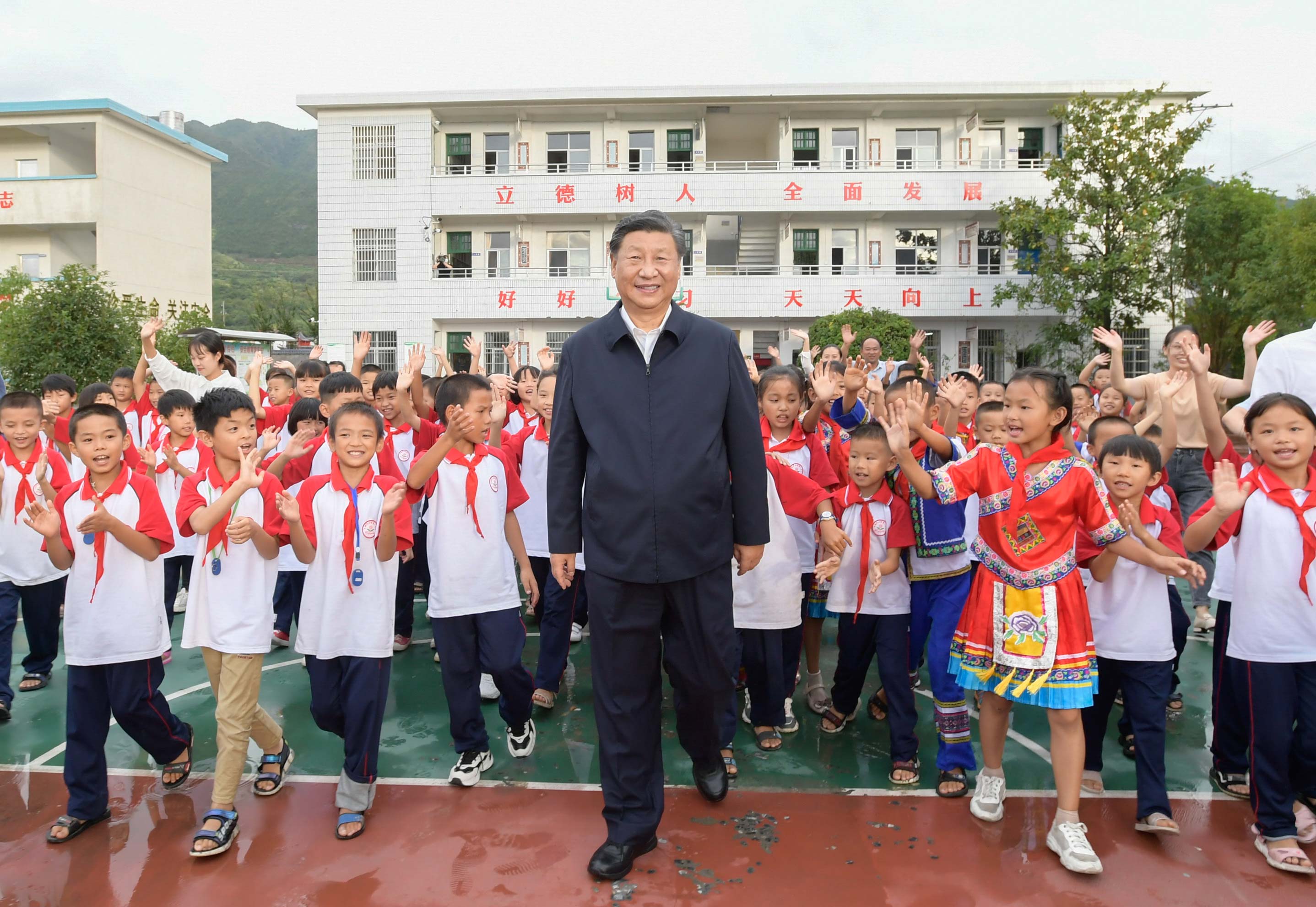 9月16日至18日，中共中央总书记、国家主席、中央军委主席习近平在湖南考察。这是16日下午，在郴州市汝城县文明瑶族乡第一片小学，师生们簇拥着习近平步出校园。