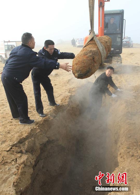 临沂一工地挖出重型航空炸弹 引爆后炸出巨坑