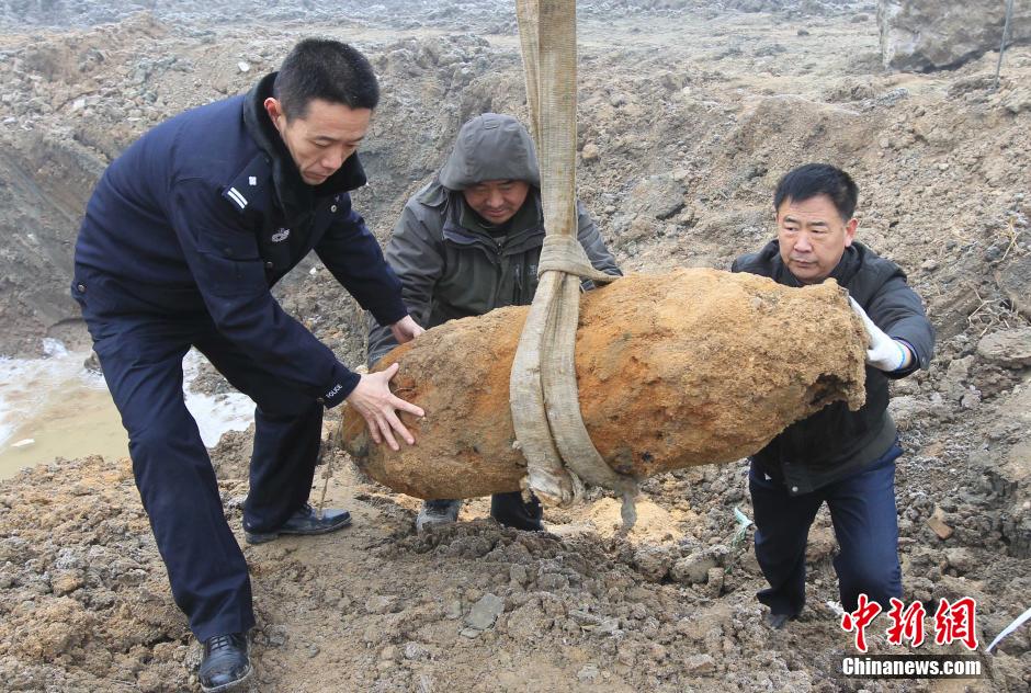 临沂一工地挖出重型航空炸弹 引爆后炸出巨坑