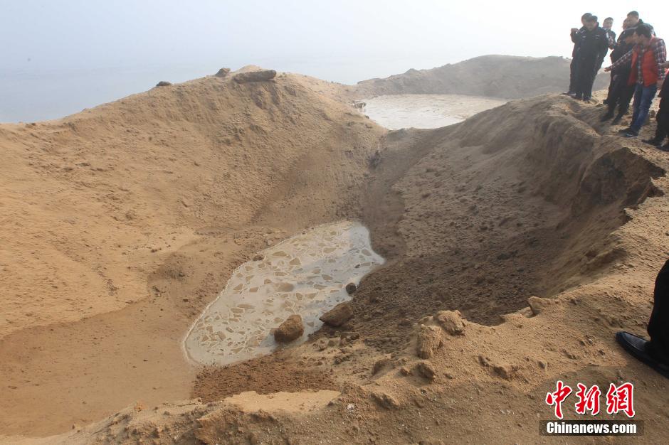 临沂一工地挖出重型航空炸弹 引爆后炸出巨坑