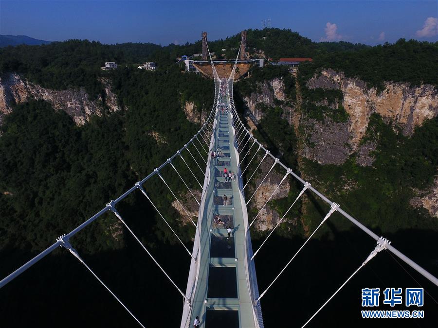 CHINA-HUNAN-ZHANGJIAJIE-GLASS-BOTTOM BRIDGE (CN)