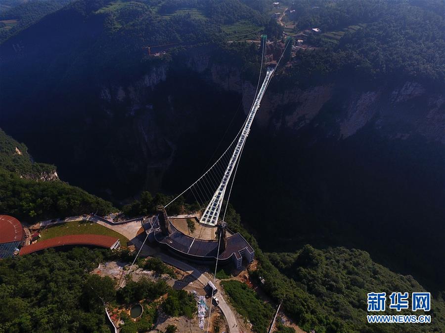 CHINA-HUNAN-ZHANGJIAJIE-GLASS-BOTTOM BRIDGE (CN)