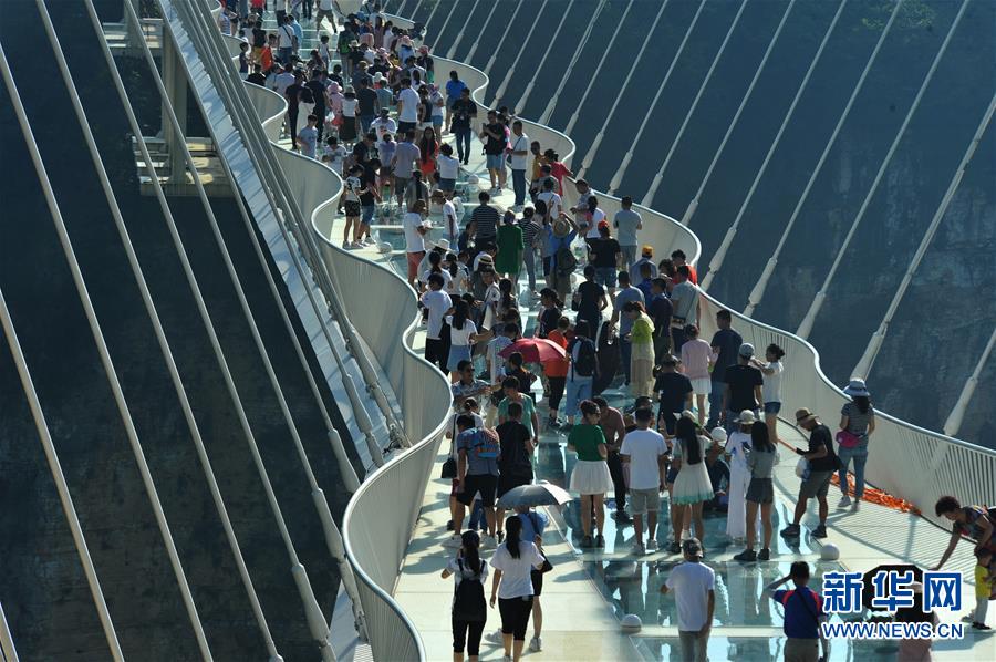 CHINA-HUNAN-ZHANGJIAJIE-GLASS-BOTTOM BRIDGE (CN)