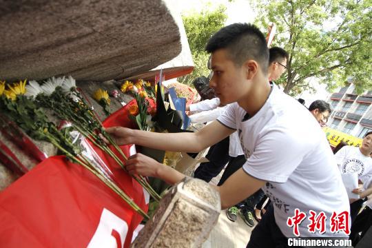 来自山东各地的大学生献花缅怀死难同胞。　沙见龙 摄