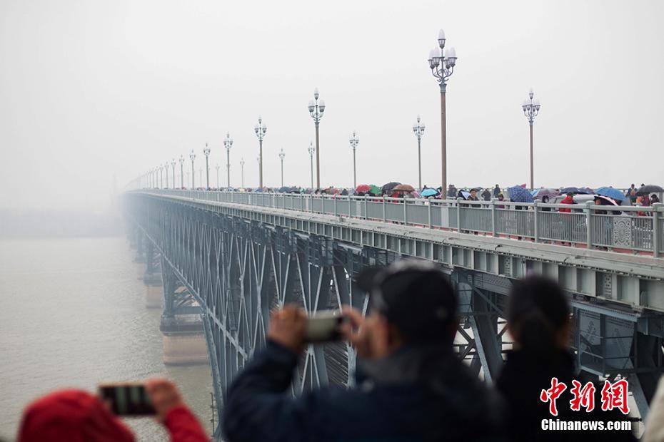 民众冒雨涌上南京长江大桥赏“新颜”