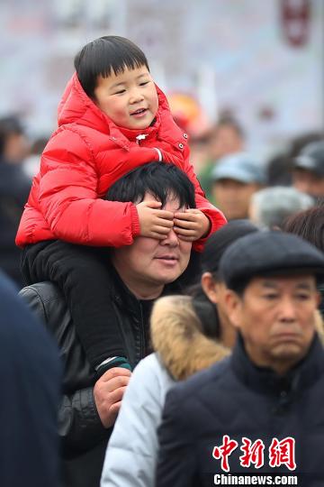 元宵节临近南京夫子庙迎客流高峰