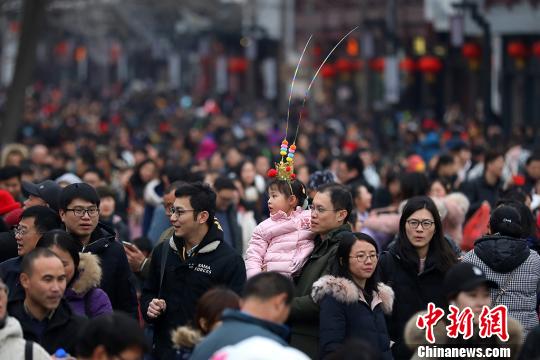 南京夫子庙广场上人头攒动。　泱波　摄