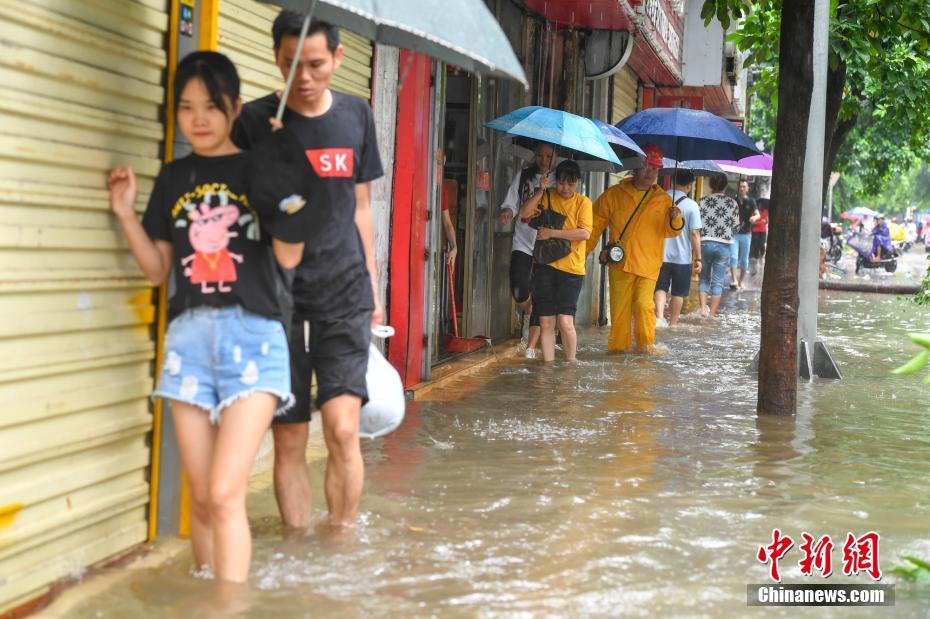 台风“韦帕”携强风雨登陆海南 海口多路段积水成“泽国”