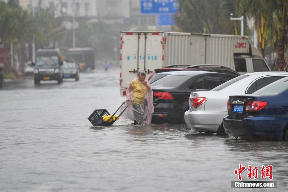 台风“韦帕”携强风雨登陆海南 海口多路段积水成“泽国”