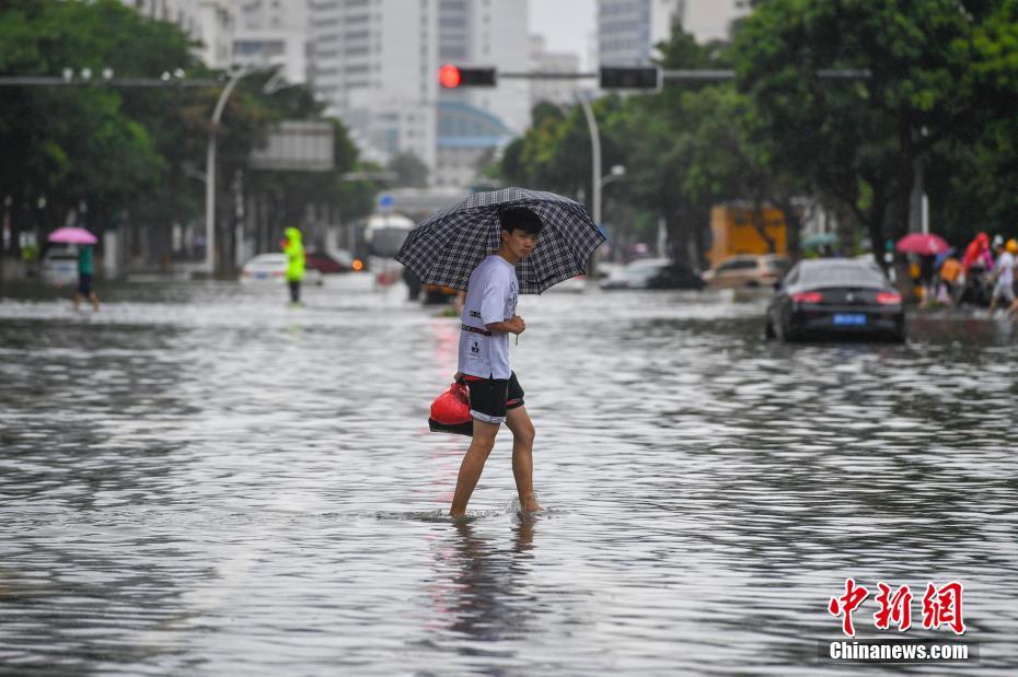 台风“韦帕”携强风雨登陆海南 海口多路段积水成“泽国”