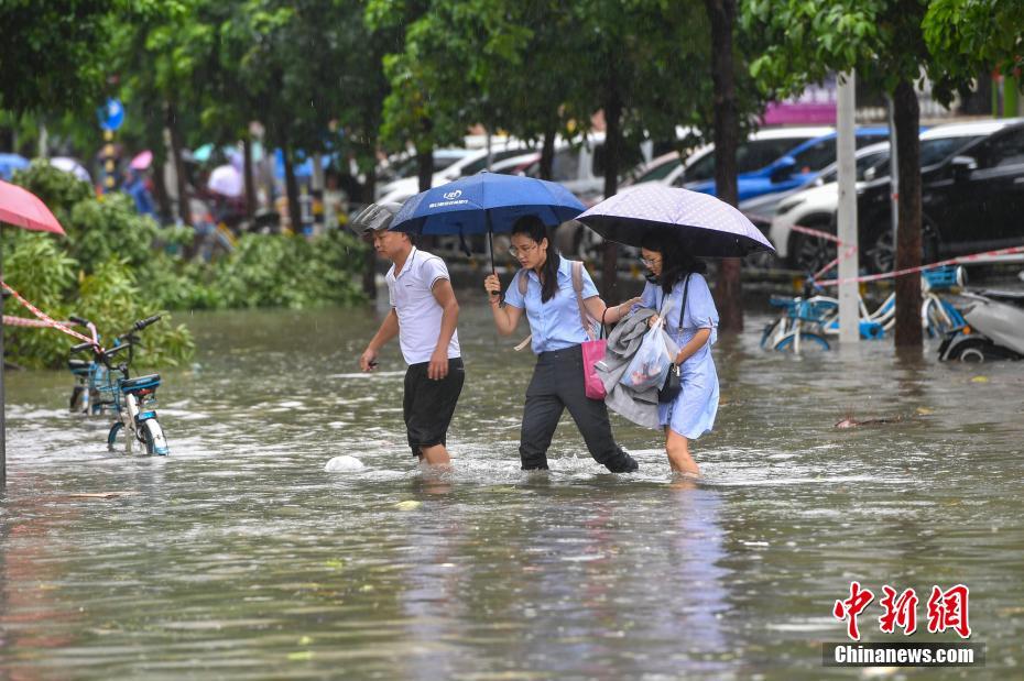 台风“韦帕”携强风雨登陆海南 海口多路段积水成“泽国”