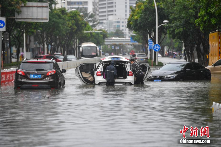 台风“韦帕”携强风雨登陆海南 海口多路段积水成“泽国”