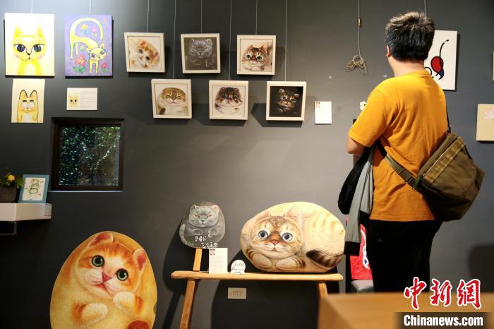 图为游客参观猫咪画联展。　张远　摄