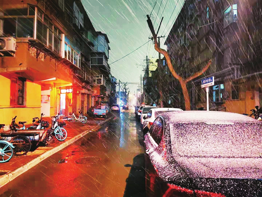 昨夜风雪至 今晨需防冰 今冬首个寒潮黄色预警发布，预报明后天最低气温-16℃