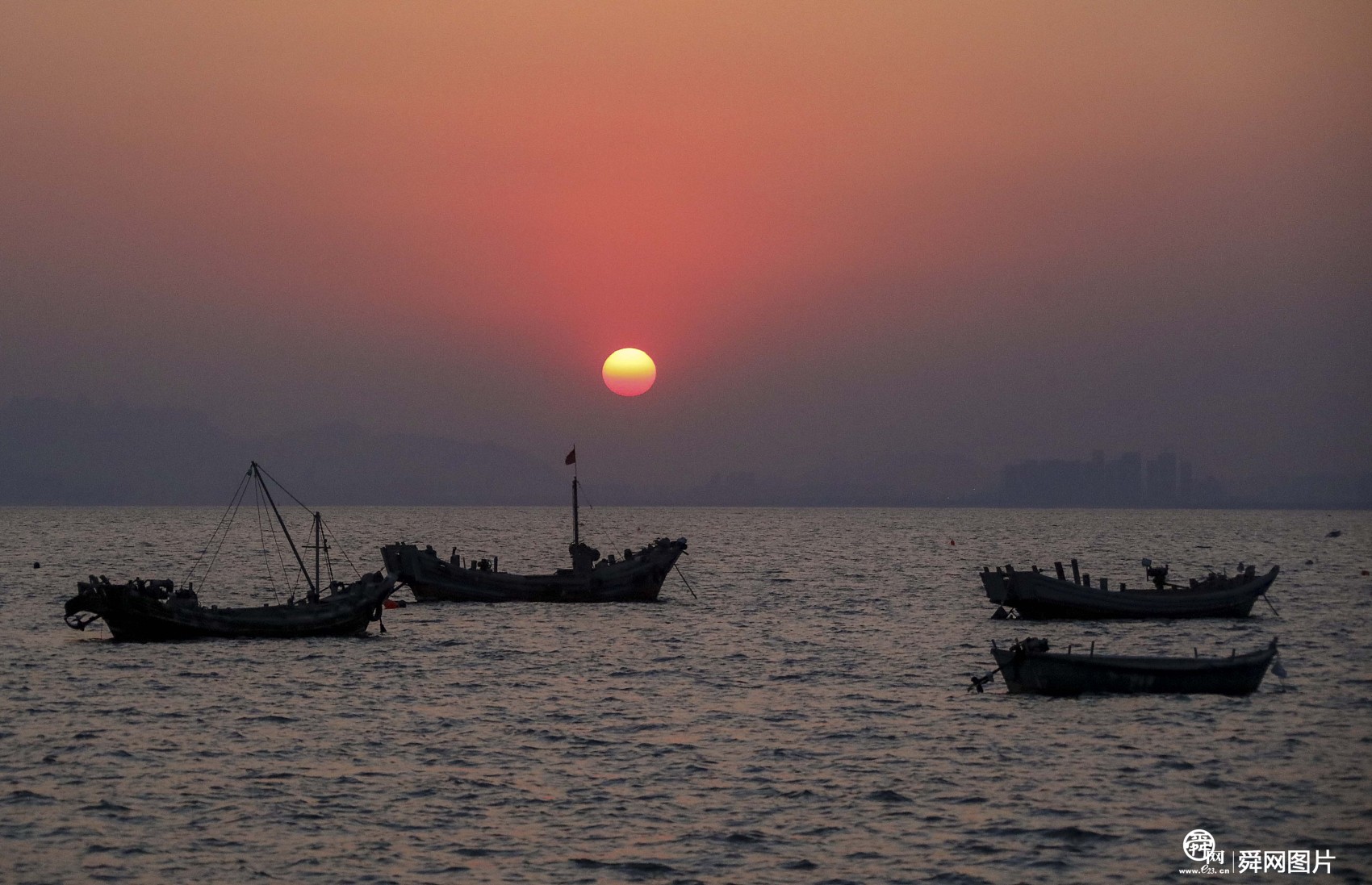 山东青岛：海滨迎来美丽夕阳