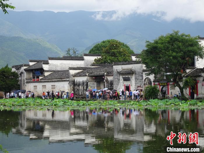 黟县宏村景区久雨渐晴，湖光山色，夏景如画。　吴寿宜 摄