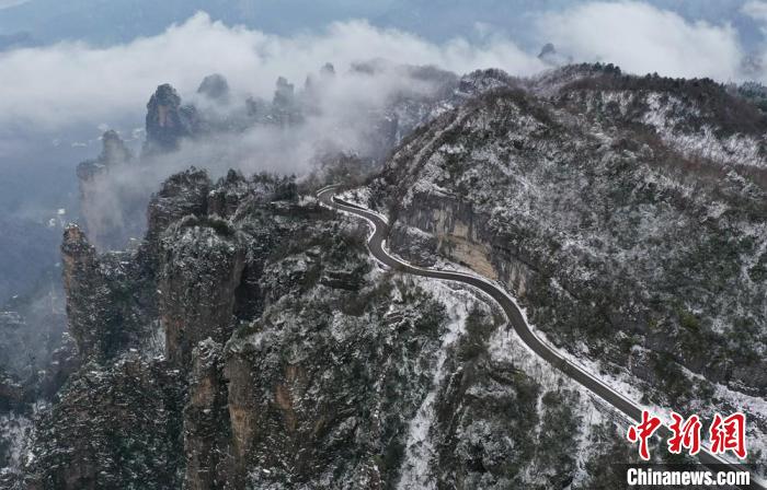 湖南张家界：冰雪染峰林云海入画来