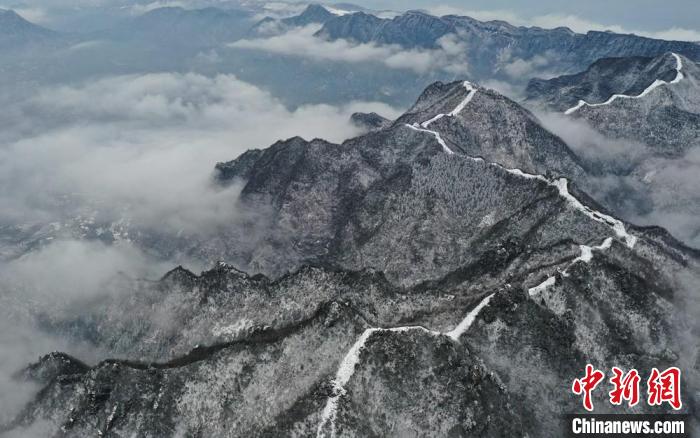 武陵源天子山现冰雪云海景观。　吴勇兵 摄